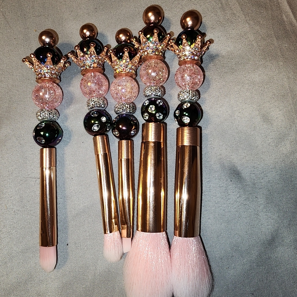 Beaded makeup brushes set